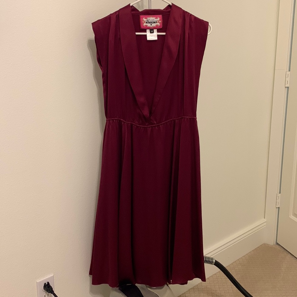 Meghan Silk Midi dress in burgundy. Sleeveless with elastic high waist. XS.